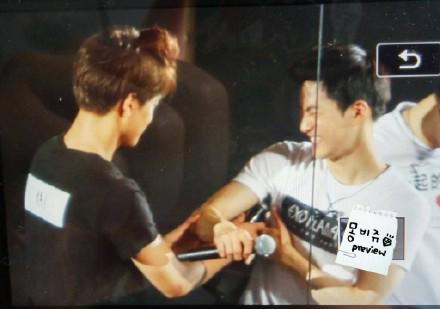 yixinqins's tweet photo. Kai poking Suho's armpit with his mic lmao http://t.co/tKVUDYsIfm