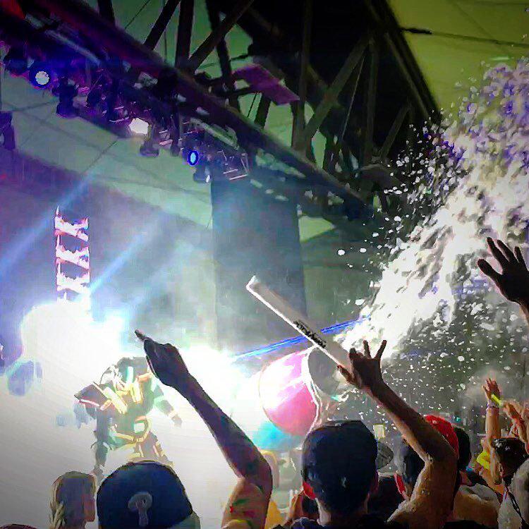 Otherbots's tweet photo. Foam N Glow knows how to throw a party!
@foamnglow
#ULTRALEDMAN #FoamNGlow #ledsuit #lightsuit #soundgardenhall #… http://t.co/bFoPmnCXnd