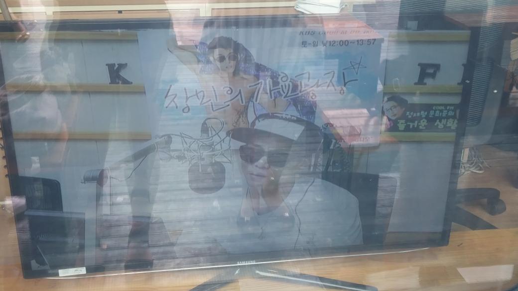 2AM_page's tweet photo. [150719] 선물무사전달:-) 감사합니다!!! 여름이니 시원하게 해봤어요! 옷 색 바꾼것도 기억하시다니 놀라울 따름! 2년전이지만 지금과 많이 다르진않네요(?) ㅋㅋ♥
(@2AMCHANGMIN ) http://t.co/zOZpYyRu9Z