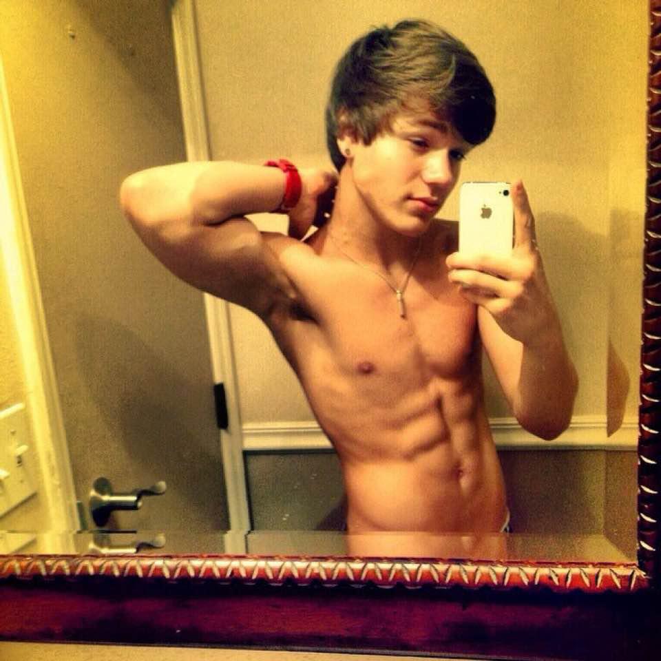 ItsDylanbruhh's tweet photo. Going to sleep, anyone wanna join me?😍😘 http://t.co/jX5ySeRkzN