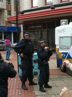 Cromwellsarmy72's tweet photo. #Psni line the streets with Evidence gatherers when it's PUL community, ONLY 1 jeep When it's Republican terrorists http://t.co/jbYjoDSzZp