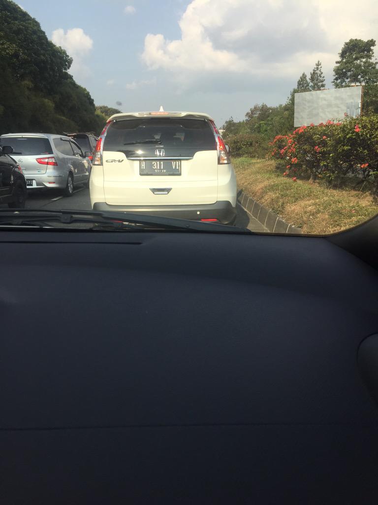 Sanditile's tweet photo. Tah pak @ridwankamil mobil iye micen sampah di jalan paster http://t.co/twPcLtWSdM