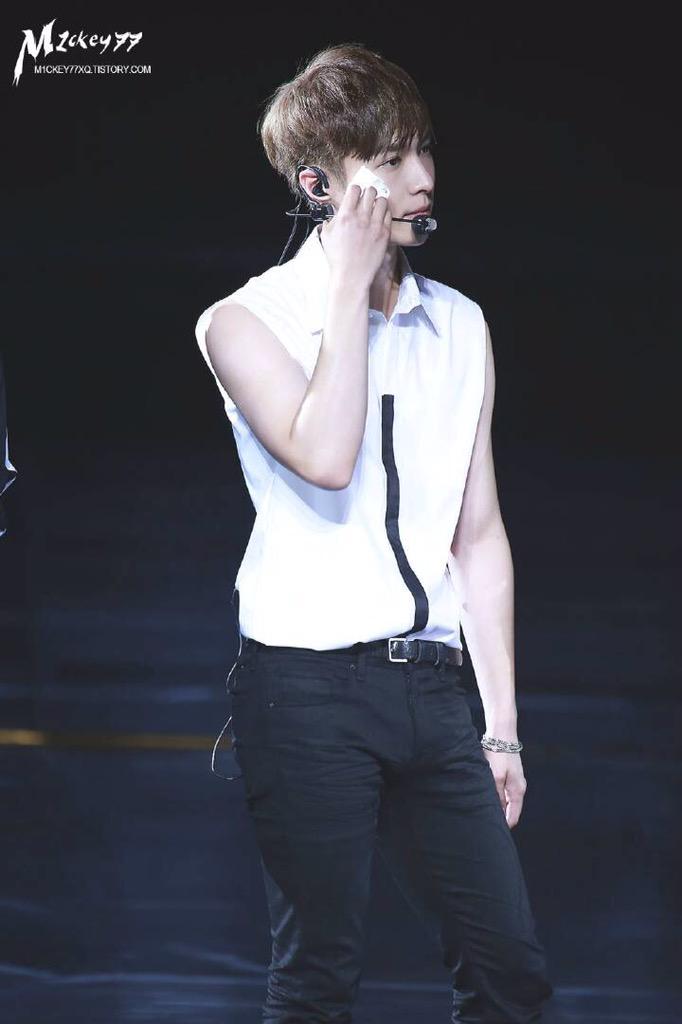 1zerozero4's tweet photo. he's killing me with those guns http://t.co/QSnyjjfmeY