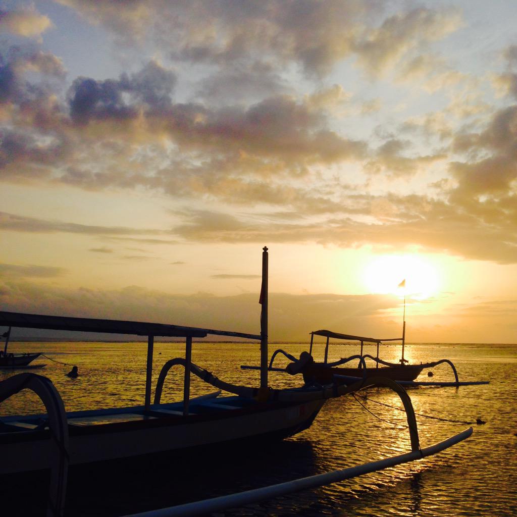 Happy sunday people. Have a nice day yaa semuanya. Ini sunrise yang saya dapet pagi ini di daerah sanur,cantik yah !