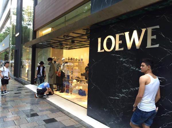 ロエベ 表参道店がオープン1周年 レスリー キーによるライブシューティングイベントを開催 Wwd Japan Scoopnest