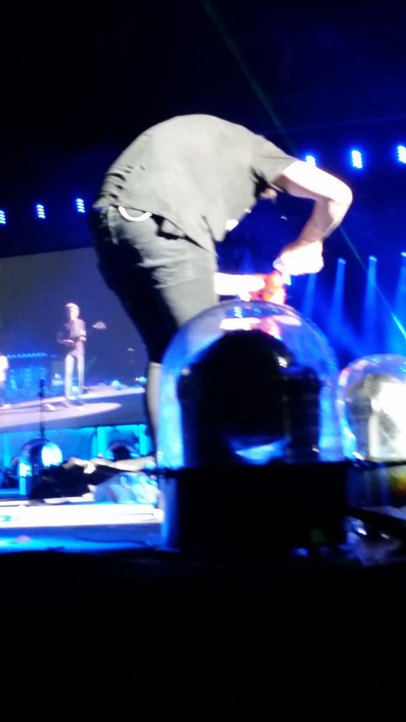 abandygirl's tweet photo. #LouisAppreciationDay filling a watergun in San Diego #OTRASanDiego #thatbuttthough http://t.co/73FFsiQR84