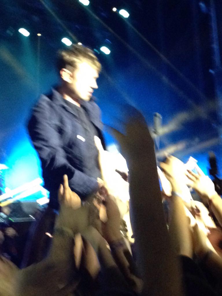 gemona83's tweet photo. Despertarme. Ver el wassap. @Anarosmaeso me envía una foto de primerísima fila de @Damonalbarn. #felicidadextrema http://t.co/IWCM57XXfY
