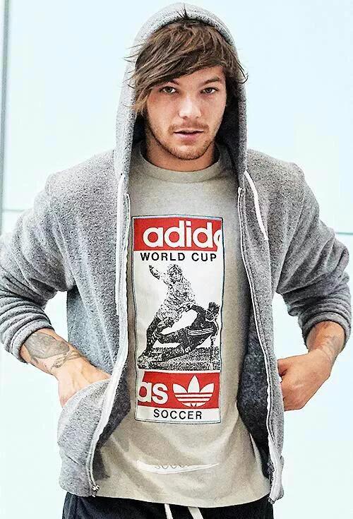 mallorypscal's tweet image. LOUIS IN HOODIE LOOKS SO CUDDLY  
#LouisAppreciationDay