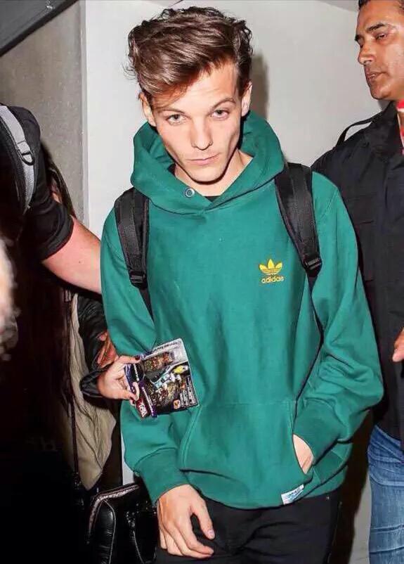 mallorypscal's tweet image. LOUIS IN HOODIE LOOKS SO CUDDLY  
#LouisAppreciationDay