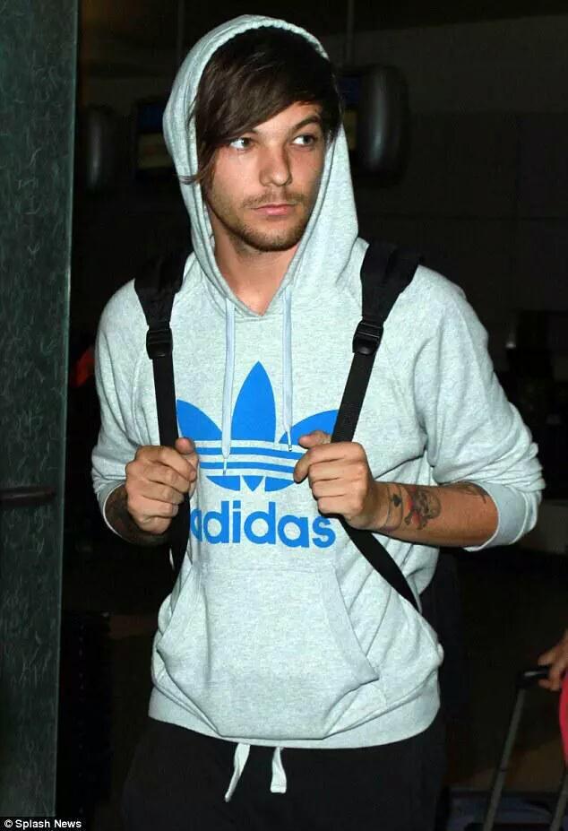 mallorypscal's tweet image. LOUIS IN HOODIE LOOKS SO CUDDLY  
#LouisAppreciationDay