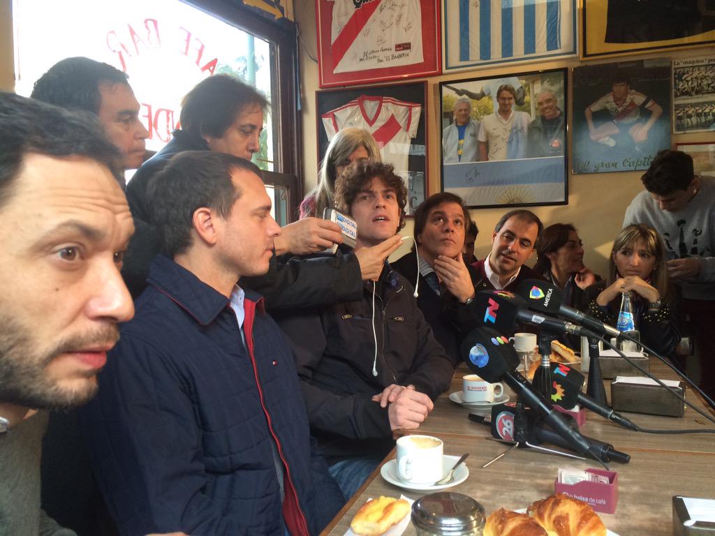 GugaLusto's tweet photo. En el bar El Banderín. El partido comienza con la elección. Feliz domingo. http://t.co/Uf900mPIrq