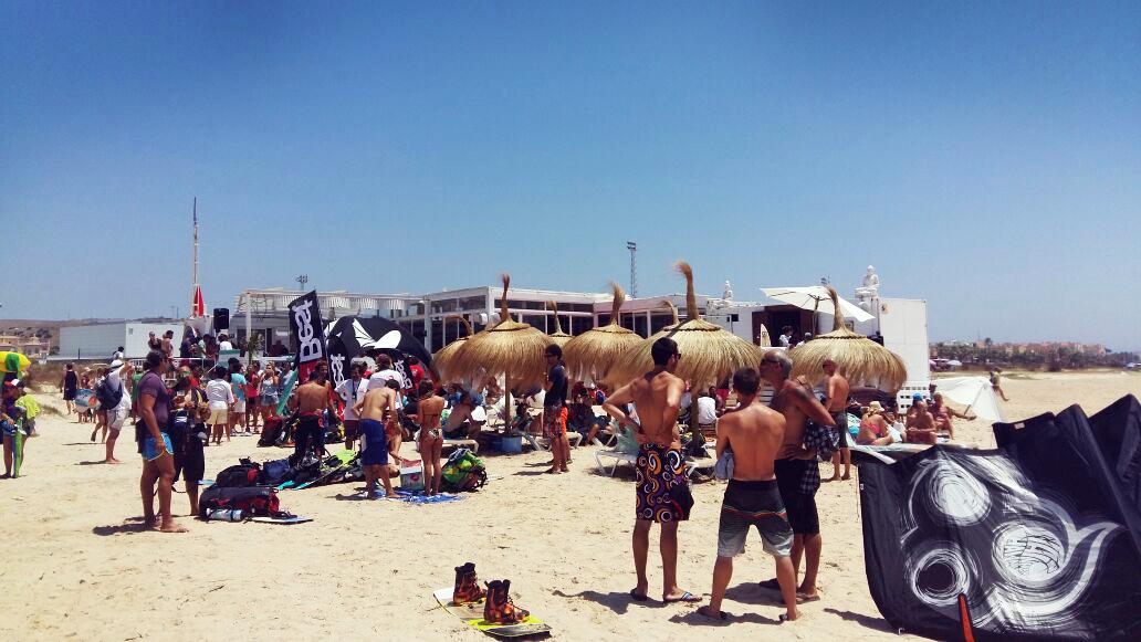bestprotarifa's tweet photo. Ambientazo ahora mismo en @LeClub7Tarifa! Todo listo y con buen viento,en nada empezamos a navegar! #KiteRecordTarifa http://t.co/Ac3wPI3zXm