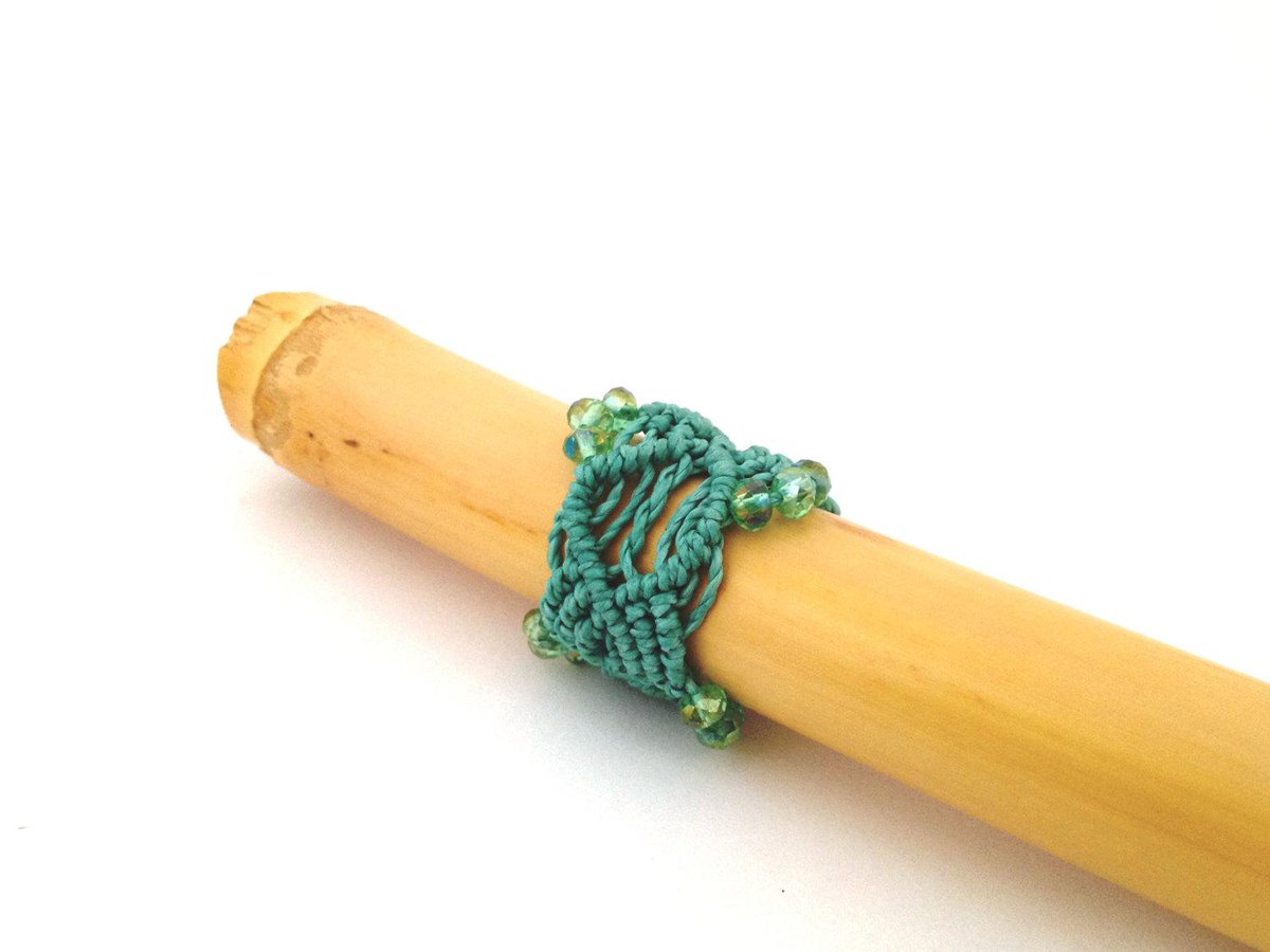 Morenamacrame's tweet image. Ring, lucite green, gift for her, macrame, handmade jewerly, for gir… etsy.me/1G2CKCS #etsymntt #WaxedThread