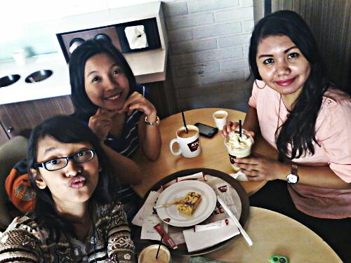 ventamb's tweet image. Amsal 17:17
"Seorang sahabat menaruh kasih setiap waktu, dan menjadi seorang saudara dalam kesukaran."