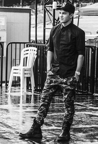austintbh's tweet photo. Sometimes his outfits so on point http://t.co/oUAXLy63ex