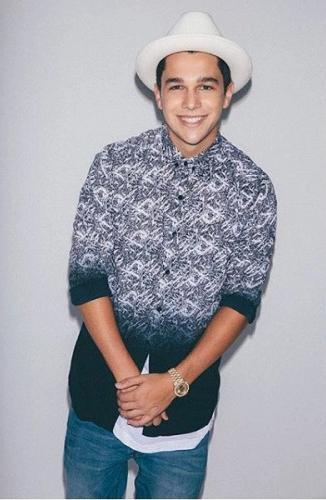 austintbh's tweet photo. Sometimes his outfits so on point http://t.co/oUAXLy63ex