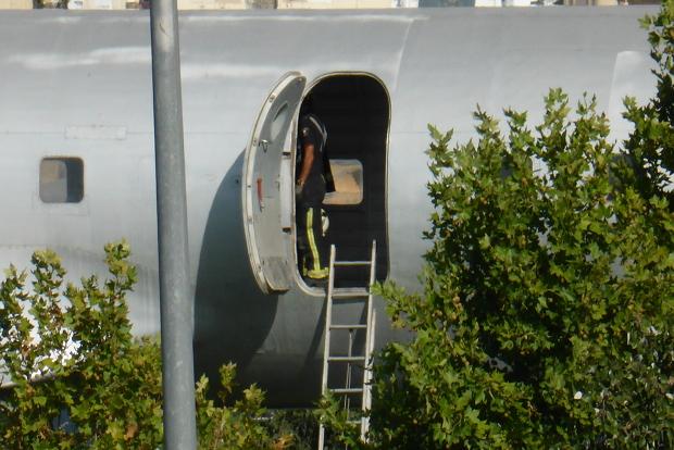cordopolis_es's tweet photo. Bomberos y Policía Local desalojan a varios ocupas del interior del avión cultural http://t.co/Qy2l5JVgqV http://t.co/z0HnVLpsgw