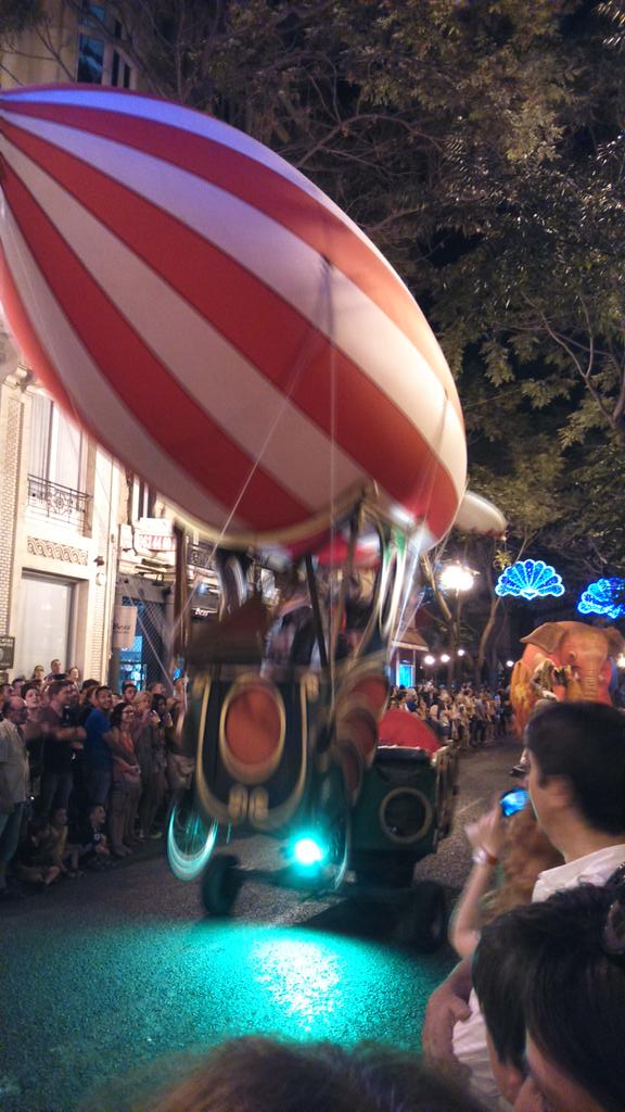 alf360's tweet photo. #GranNitVLC cada año mejor y ambientazo por las calles http://t.co/PDB7Y5QFgj