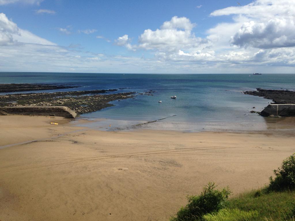 LumberjackLamar's tweet photo. 11 people on Cullercoats beach right now. Probably more people in the queue at Argos at Silverlink. #SundaySeafront http://t.co/bufZ5Li2Xc