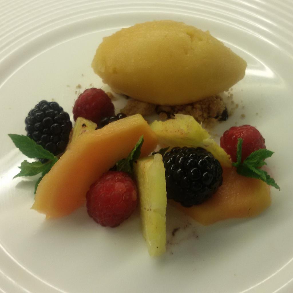 DJankovic9's tweet photo. NationalIceCreamDay @PlaneFood @GordonRamsay #pimms #sorbet# #papaya# pineapple #berries #mint http://t.co/i8d3FqFIEm