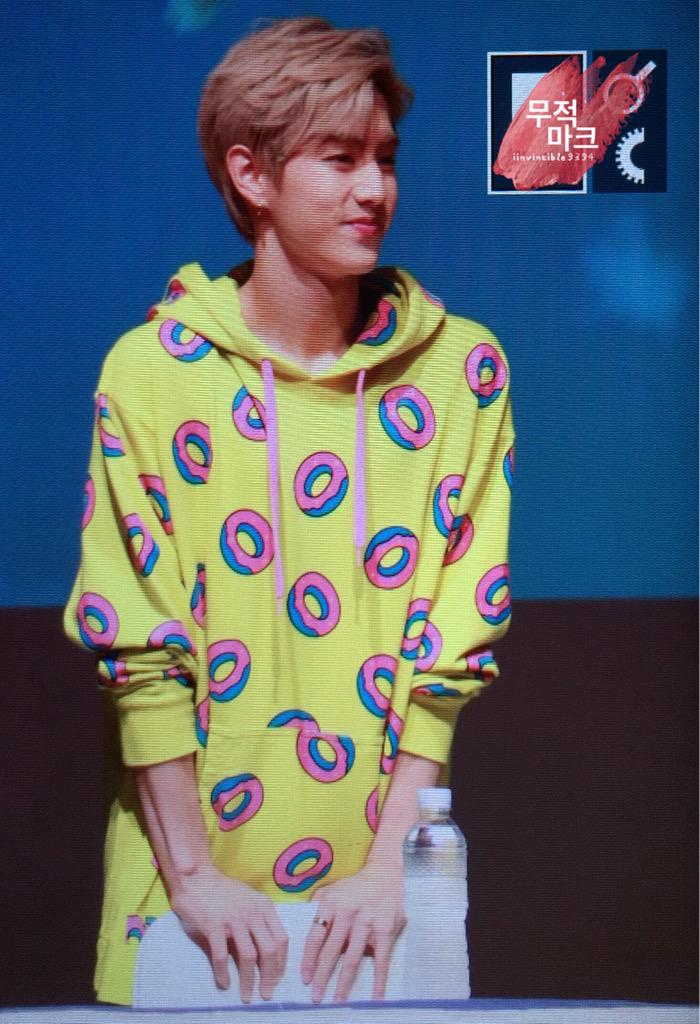 invincible9394's tweet photo. 150719 신촌 팬싸 프리뷰 #갓세븐 #마크 #Mark #딱좋아 #Mark 도너츠 넘 기여웡ㅠㅠㅠ http://t.co/4SiAPKbTFl