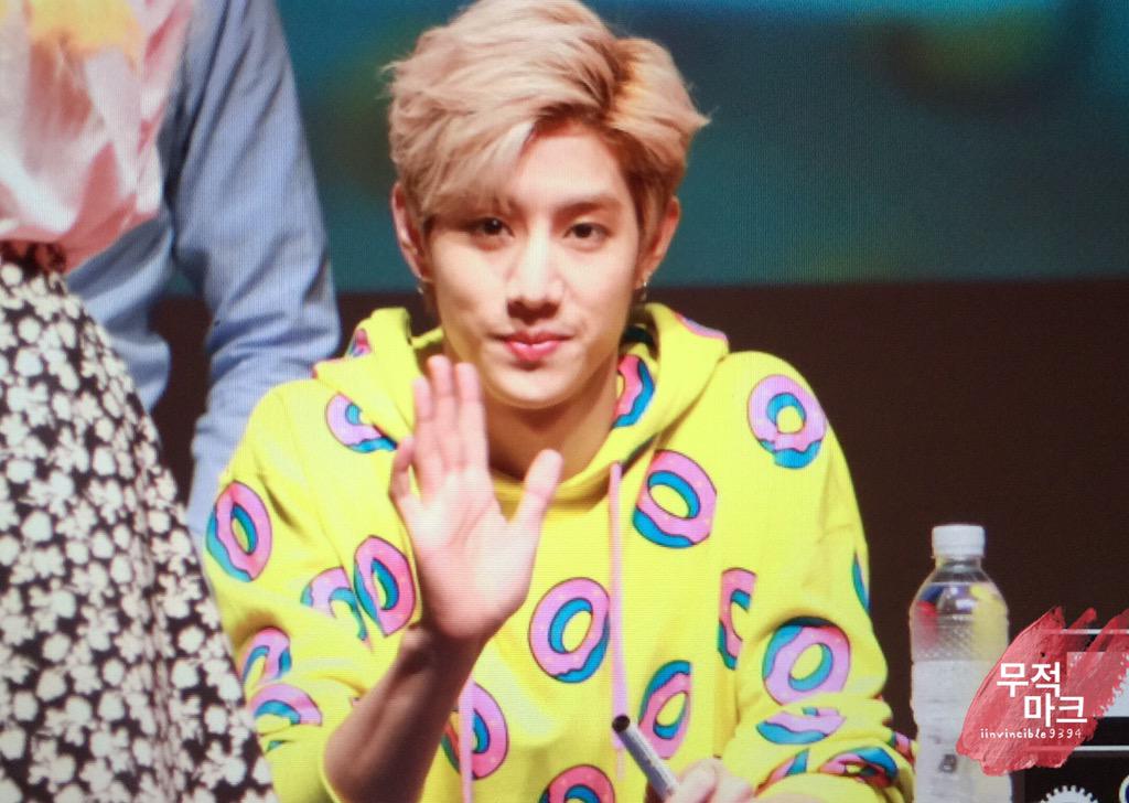 invincible9394's tweet photo. 150719 신촌 팬싸 프리뷰 #갓세븐 #마크 #Mark #딱좋아 #Mark 도너츠 넘 기여웡ㅠㅠㅠ http://t.co/4SiAPKbTFl