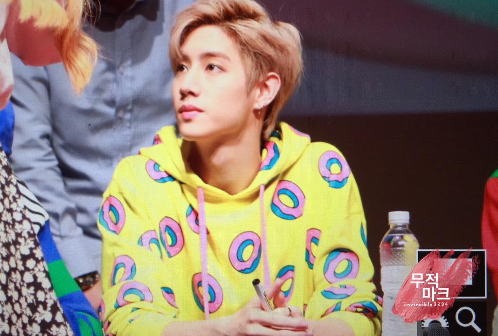 invincible9394's tweet photo. 150719 신촌 팬싸 프리뷰 #갓세븐 #마크 #Mark #딱좋아 #Mark 도너츠 넘 기여웡ㅠㅠㅠ http://t.co/4SiAPKbTFl