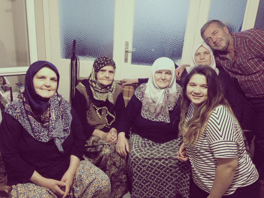Buseecapar's tweet photo. Özlenen Çakma anane tayfa 😂 http://t.co/AwUcpaVKIW