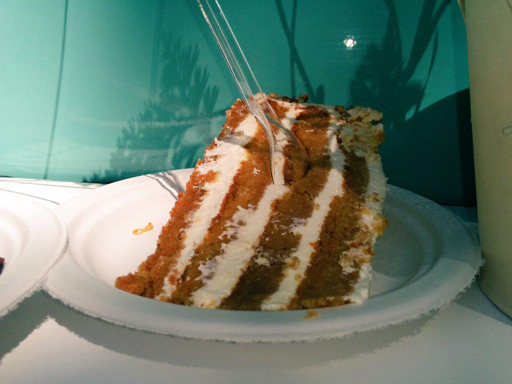 FoodieMrAndMrs's tweet photo. Y el postre ha venido de la mano de #Decake con sus #tartas de #chocolate y #zanahoria en @MadrEATmarket #foodie http://t.co/O1bJejYQQj