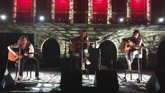 iamheremag's tweet photo. Así fue nuestro primer concierto de @holamellamoboza en Dúos, tríos y otras perversiones http://t.co/CeN5Ebc9el http://t.co/SIpouSEzCT