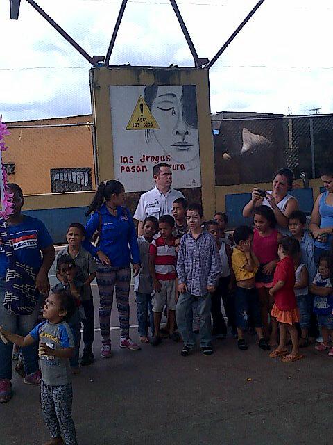 saulcrespo1's tweet photo. Festejando  el día del niño gracias a dios primero y los que colaboran para este día. http://t.co/ag6jr2hzTx
