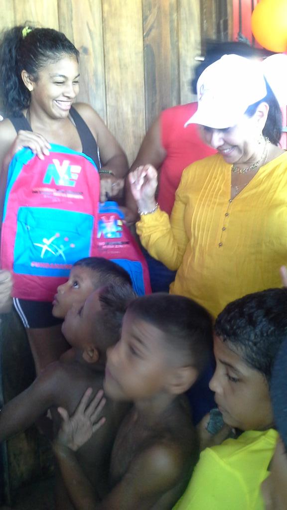 Hilda_MataF's tweet photo. Continua la diversión con recreadores, pintacaritas, cotillones y muchas sorpresas en #NuevaEsparta #FelizDiaDelNiño http://t.co/yoAn3ZadUX