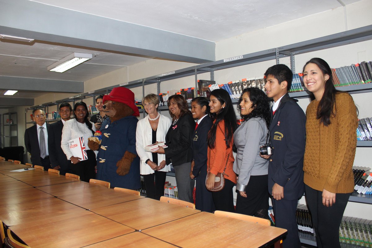 UKinPeru's tweet photo. .@cityoflondon: Lady Mayoress Gilly Yarrow en Colegio Mayor Presidente del #Perú. FOTOS: http://t.co/HTJLtVT38d http://t.co/1l4J0vJttN