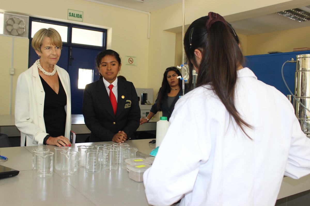 UKinPeru's tweet photo. .@cityoflondon: Lady Mayoress Gilly Yarrow en Colegio Mayor Presidente del #Perú. FOTOS: http://t.co/HTJLtVT38d http://t.co/1l4J0vJttN