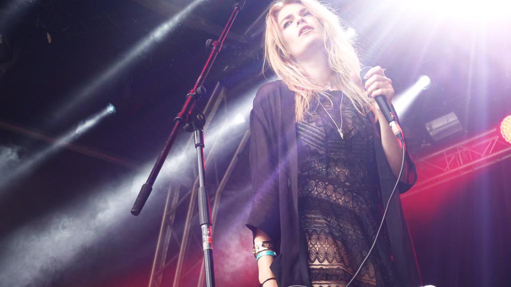 LauraDoggett's tweet photo. Main stage yesterday โจ @larmertreefest wearing @freepeopleuk @freepeople dress & @allsaintslive #kimono #LDsummer http://t.co/OC2TtHlsw4
