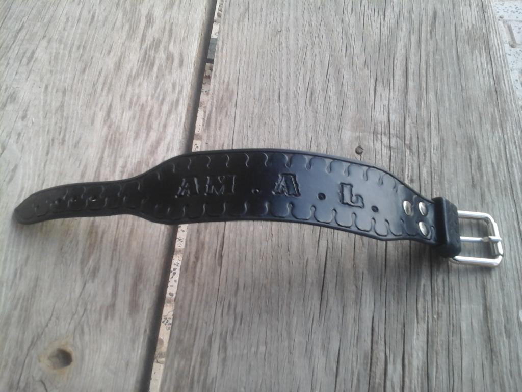 bernipiel's tweet photo. Muñequera mateada y repujada a mano,piel de becerro,excelente terminación.Artesania de España. http://t.co/6xNwDCWVdo