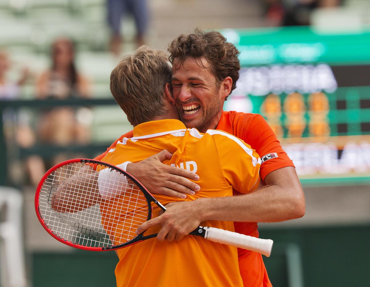 KNLTB's tweet photo. Prachtige foto, vlak na de zege van @robin_haase. #neddcteam http://t.co/Qyu5d8kGMO