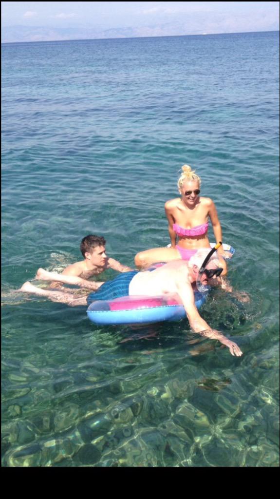 emshelx's tweet photo. #Throwback - teaching King Reggie how to snorkel πππ my love for this man is insane. #BiggestLegend http://t.co/GDFWH7rpMZ