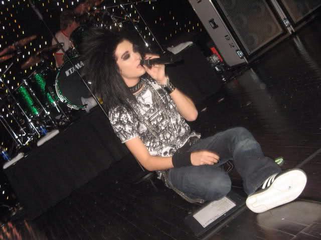 DetektivCanan's tweet photo. Bill Kaulitz at concert #TokioHotel http://t.co/uv3jIEgViG
