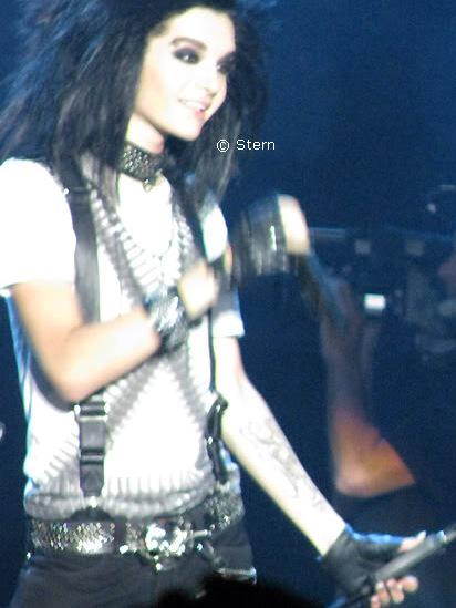 DetektivCanan's tweet photo. Bill Kaulitz at concert #TokioHotel http://t.co/uv3jIEgViG