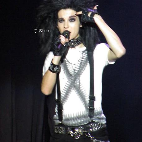 DetektivCanan's tweet photo. Bill Kaulitz at concert #TokioHotel http://t.co/uv3jIEgViG