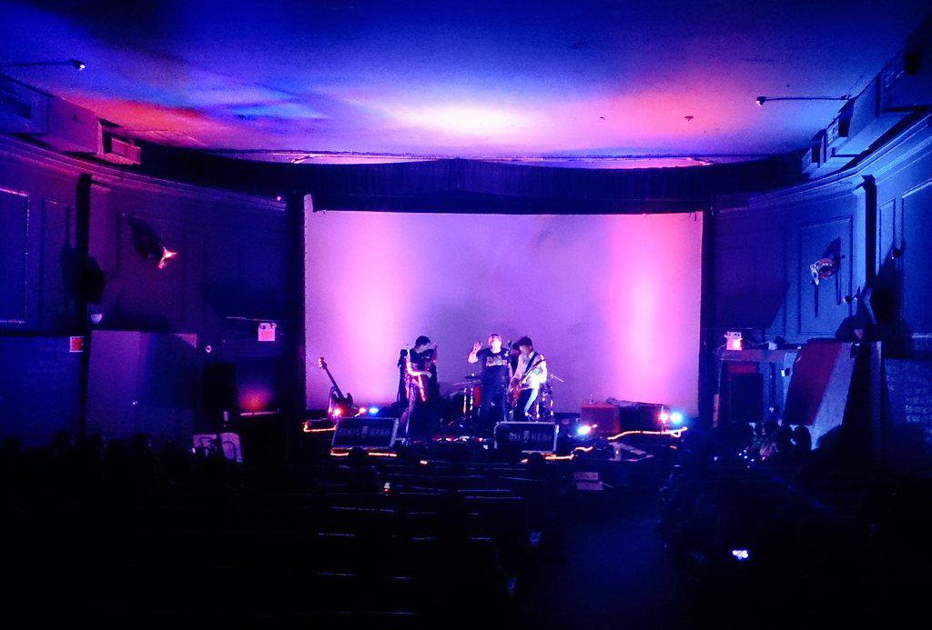 H4Z4RDOUS's tweet photo. Last night was a great show!, especially when @deandelray got on to rock out with the band! #HighOnTrees http://t.co/M9G9c7TVnl