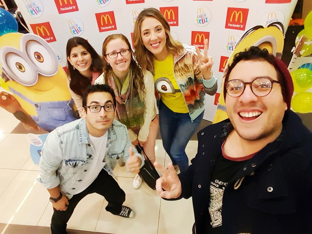 elcholomena's tweet image. ¡A punto de ver esta super pela! @joannabolona @carlospalmah  #MinionsEnMcDonalds
