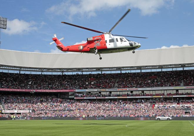 Feyenoord's tweet photo. Liefst 52.000 supporters maakten vandaag de gang naar @DeKuip voor de #OpenDag! http://t.co/g0dTVLYTFw http://t.co/k9fYdzMeXH
