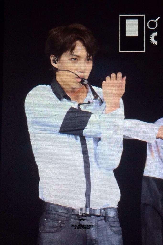 jonginnet's tweet photo. 150719 THE EXO'luxion in BEIJING - 같은 포즈 다른 곰돌 http://t.co/yjVhYC3nvj