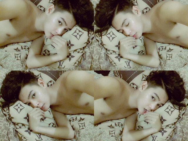 vicolues's tweet photo. Selfie2 d kamar http://t.co/E2MLmKFOl7