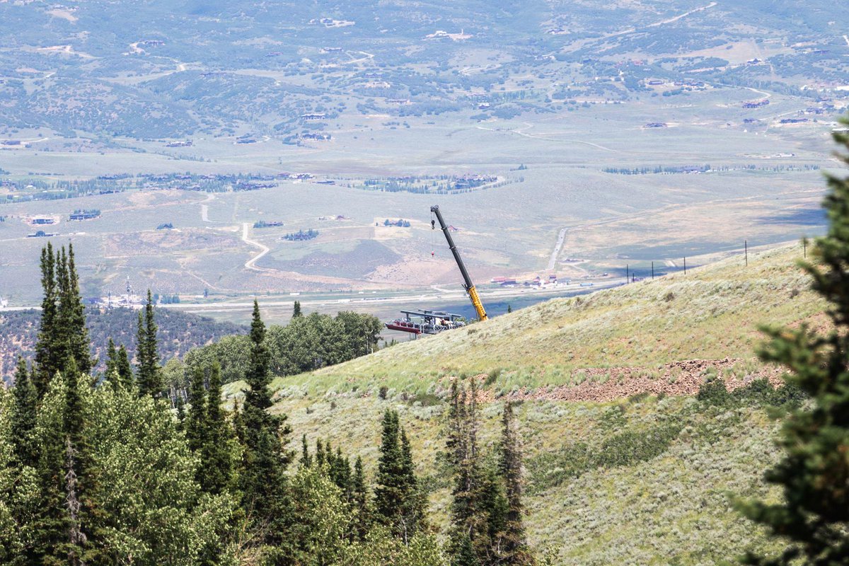 PCski's tweet photo. A crane at the top terminal of our newly upgraded King Con 6-Pack. What road is in the background? #oneparkcity http://t.co/agjWd1dWDd