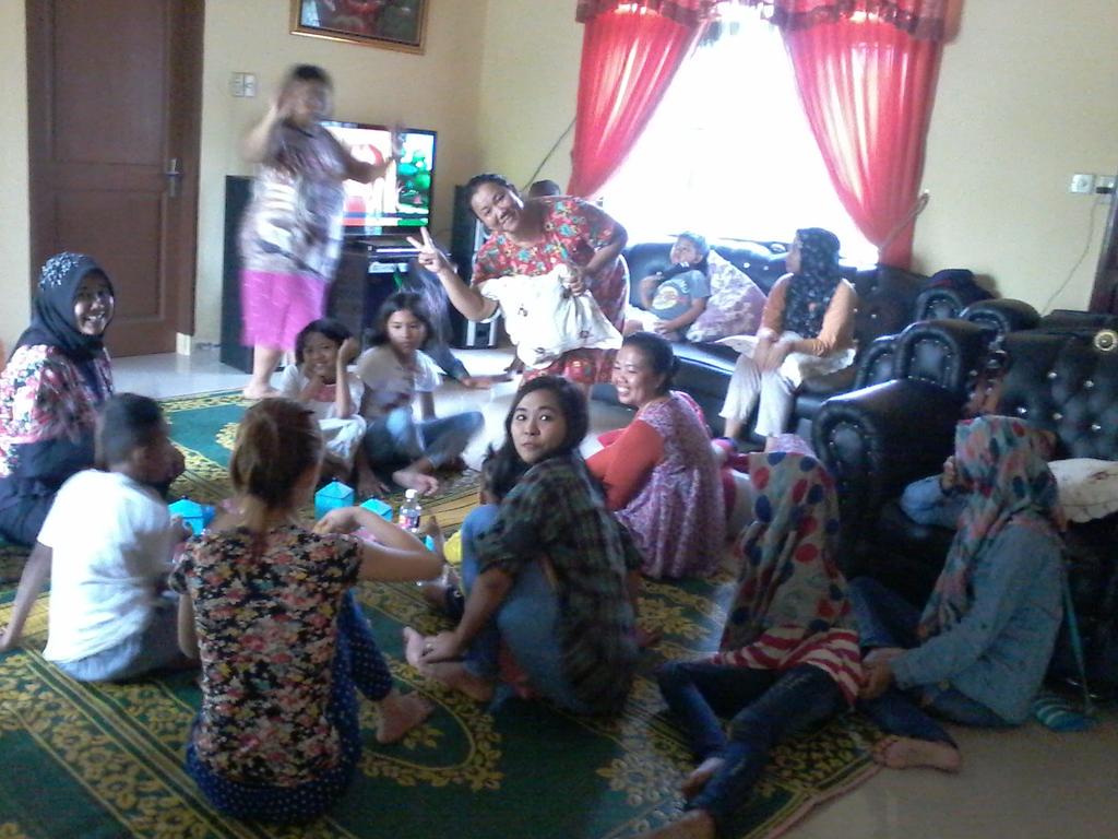 putri14uti's tweet photo. Lebaran ke-3 ngumpul di rmh nek wet.ini manusiany msh sepruh blm sluruhny..
. http://t.co/dJvxofRMz7