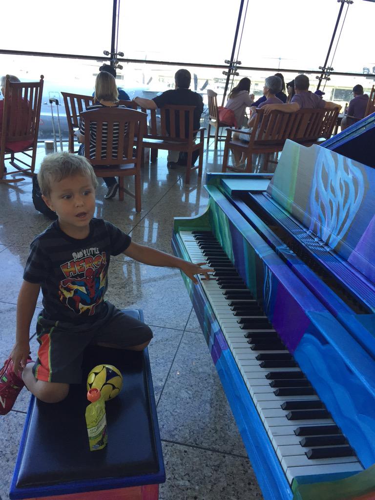 stuart_emma's tweet photo. I Love #pianosintheparks! @SeaTacAirport @PianosParks #thankyou @LAIRDNORTONWM for sponsoring this great #layover http://t.co/PCLThatJA4