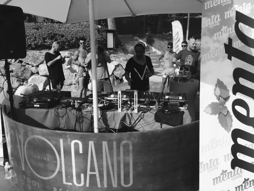 MentaBeachClub's tweet photo. En cabina Cristian Varela @cristianvarela #endirecto http://t.co/YYiUtnNJqN